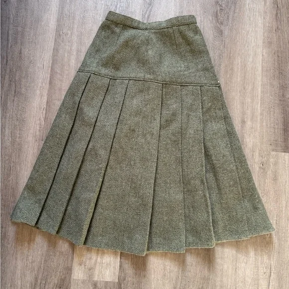 Elegant Green Pleated Skirt - Picture 4 of 13